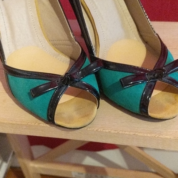 Black, green and grey peep heels - Picture 8 of 8